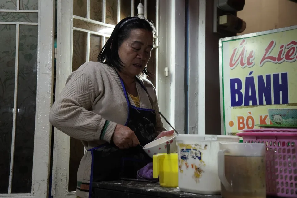 Bàn nướng đông khách tại Hằng Bún Bò Huế
